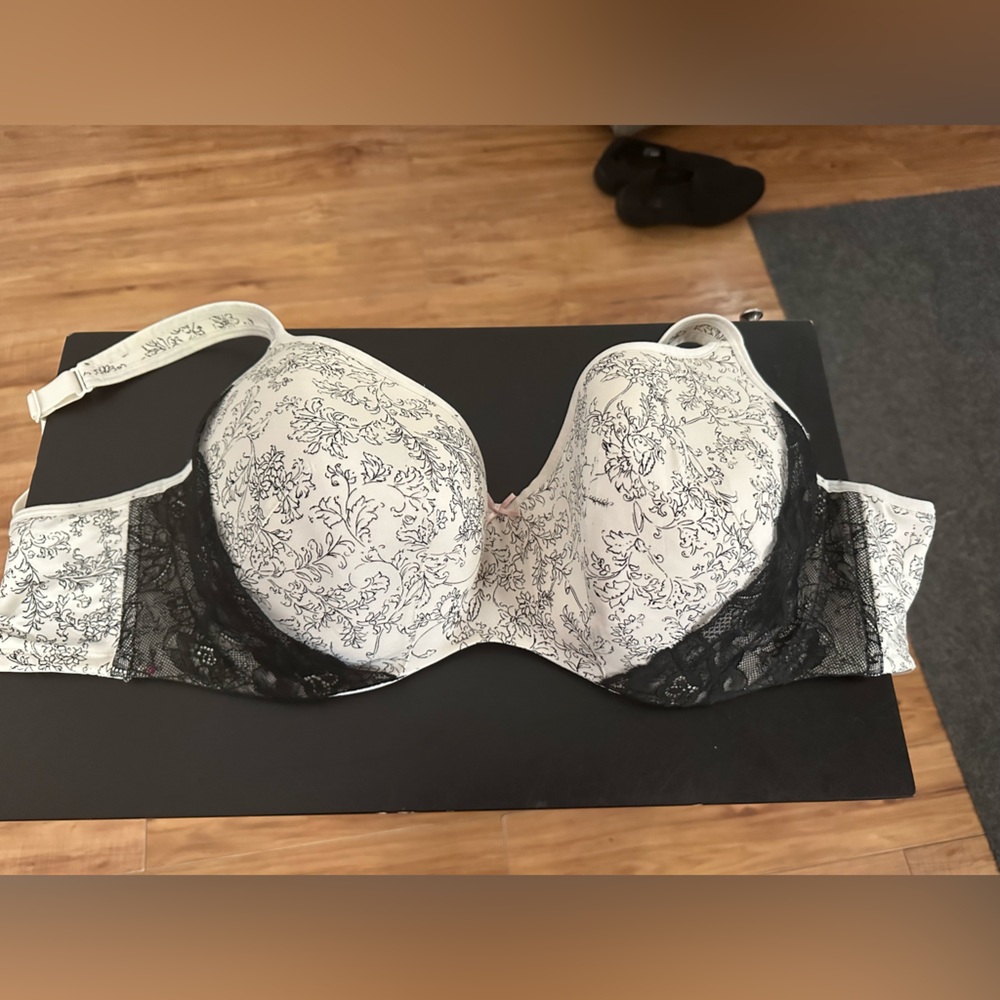 Cacique bra. White and black size 44DD